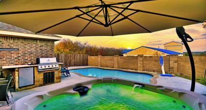 Relaxing Retreat with HOT TUB & Pool. Fun in a Cozy Home .
