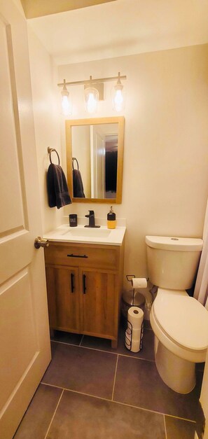Sèche-cheveux, serviettes fournies, savon, shampoing