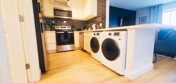 Fridge, microwave, oven, stovetop - ★Cozy Apt Near SLU Hospital & Other Major Hospitals ★ (St. Louis)