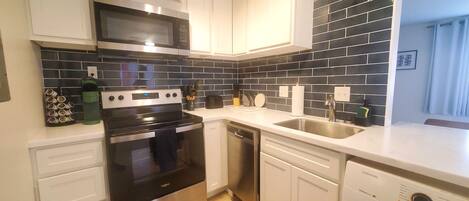 Kühlschrank, Mikrowelle, Ofen, Herdplatte