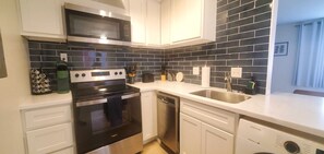 Fridge, microwave, oven, stovetop - ★Cozy Apt Near SLU Hospital & Other Major Hospitals ★ (St. Louis)