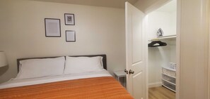 1 bedroom, desk, iron/ironing board, free WiFi - ★Cozy Apt Near SLU Hospital & Other Major Hospitals ★ (St. Louis)