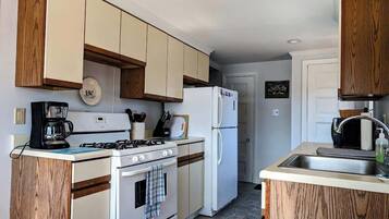 Een koelkast, een magnetron, een oven, een kookplaat