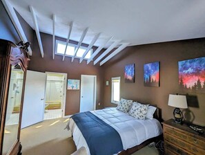 3 sovrum, skrivbord, strykjärn/strykbräda och resesäng