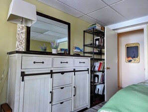 3 habitaciones, escritorio y tabla de planchar con plancha