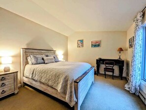 3 slaapkamers, een bureau, een strijkplank/strijkijzer, reisbedje