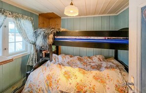 4 bedrooms, travel crib