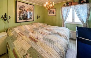 4 bedrooms, travel cot