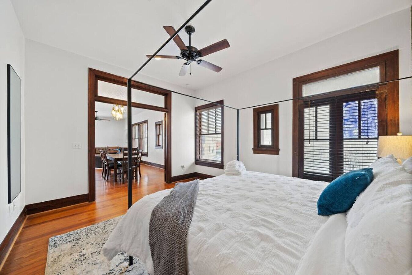 2 chambres, bureau, fer et planche à repasser, lit parapluie