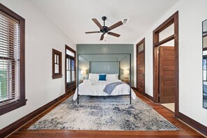 2 bedrooms, desk, iron/ironing board, travel crib - Cozy Historic Loft, Steps from The Strand (Galveston)