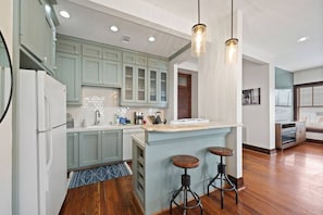 Jääkaappi, mikroaaltouuni, uuni, liesi