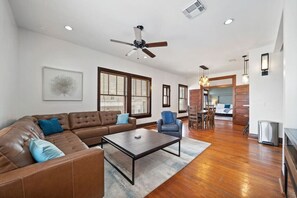 Smart TV, books - Cozy Historic Loft, Steps from The Strand (Galveston)