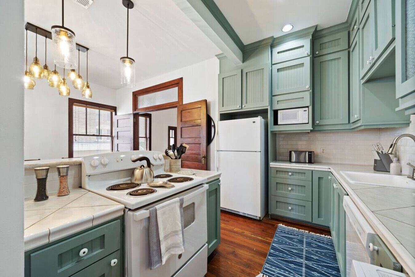 Jääkaappi, mikroaaltouuni, uuni, liesi