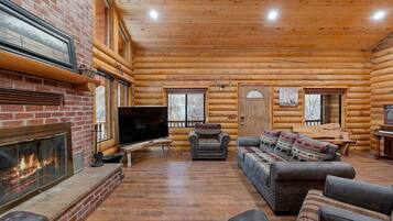 Una Smart TV, una chimenea, una mesa de tenis de mesa