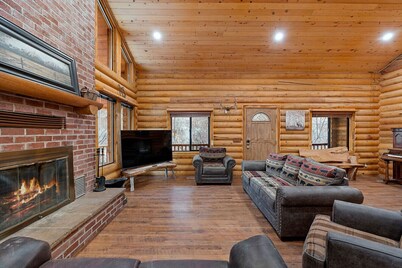 20 Acres! Arcade Games! Backs to River! Sleeps 22!