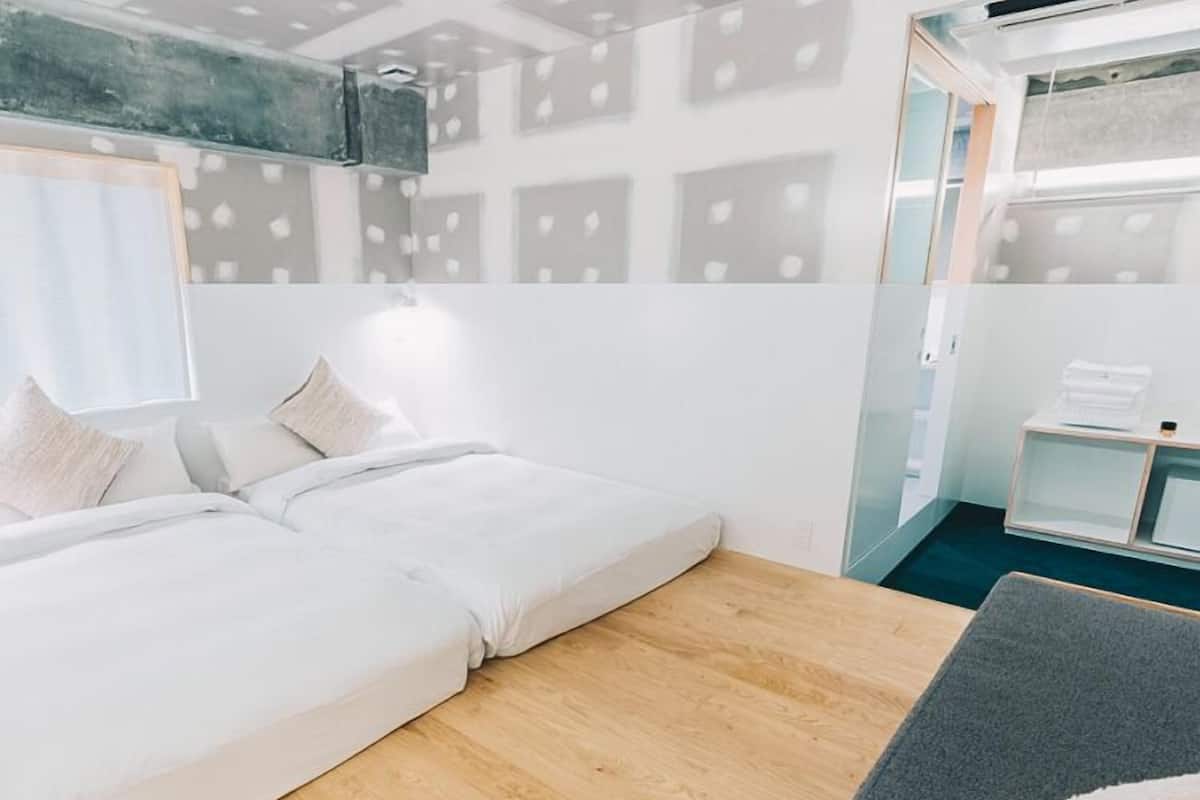 Habitación triple familiar, varias camas, para no fumadores | Escritorio y espacio para trabajar con laptop