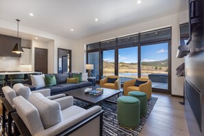 Smart TV, chimenea, oficina y monitor de computadora 