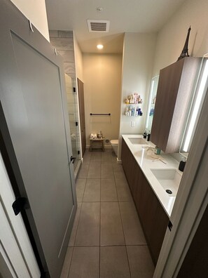 Regadera, toallas, jabón, papel de baño