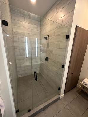 Shower, towels, soap, toilet paper - Waterfront Apartment on Las Olas (Fort Lauderdale)