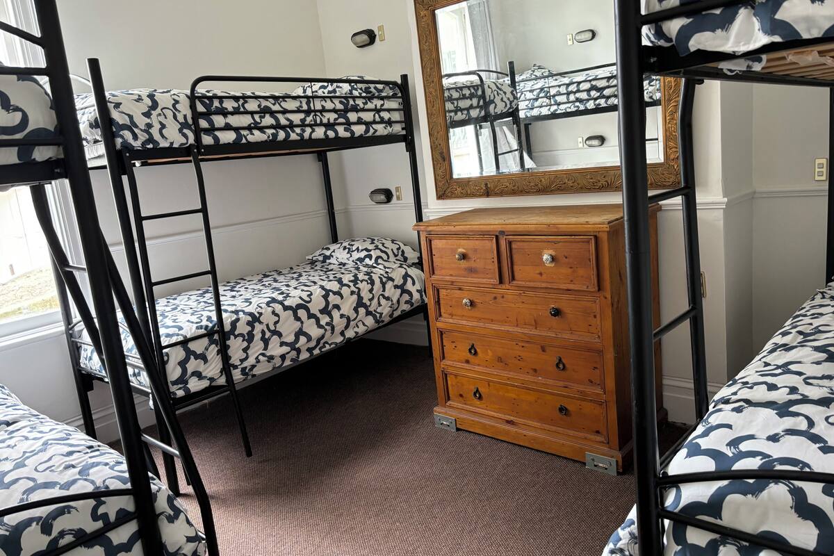 Dormitorio compartido básico | Wifi gratis y ropa de cama