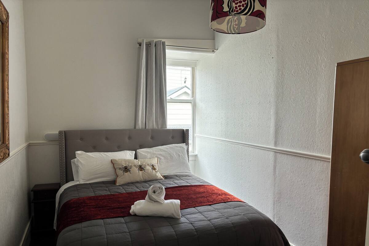 Habitación básica doble, 1 cama Queen size (Room 2) | Wifi gratis y ropa de cama