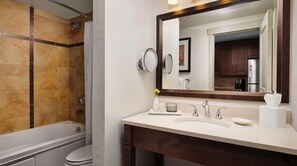 Haartrockner, Handtücher, Seife, Shampoo