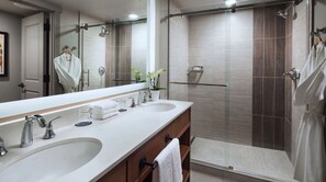 吹风机、毛巾、肥皂、洗发水