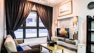 Appartement Familial | Coin séjour | TV connectée de 50 pouces avec chaßnes numériques