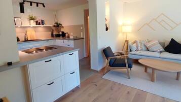 Smart-TV, Bücher, Stereoanlage, Arbeitsbereiche