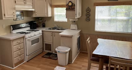 Best location in point Sebago! Walk to beach and restaurants!