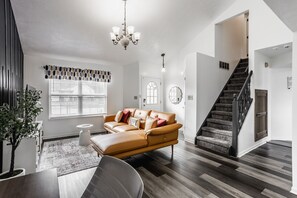 Smart TV, fireplace, offices - A king Size Bed Fun House (Indianapolis)