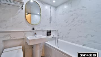 Camera Deluxe | Bagno | Pantofole, asciugamani
