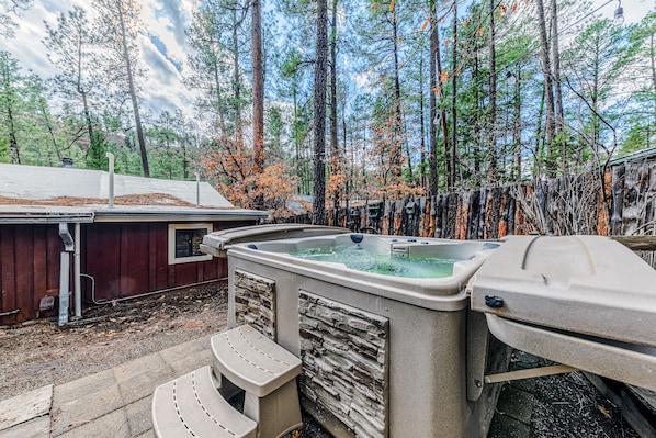 Outdoor spa tub