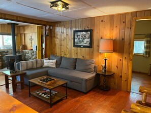 Een smart-tv, een open haard en een dvd-speler