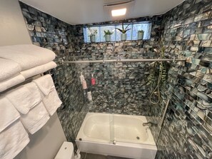 Haartrockner, Handtücher, Seife, Shampoo