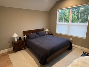 2 soverom, skrivebord, strykejern/-brett og wi-fi