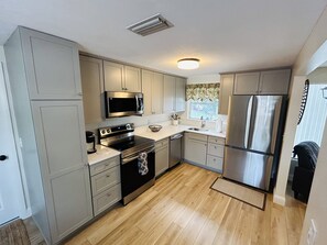 Fridge, microwave, oven, stovetop - Sunshine Haven: Relax and Unwind (Sarasota)