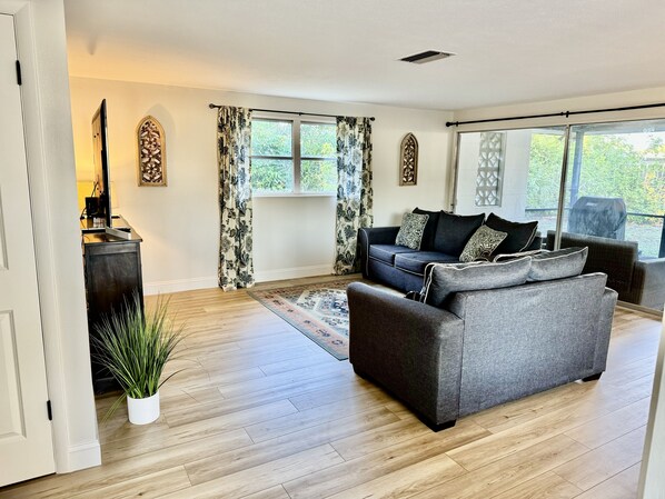 Smart TV - Sunshine Haven: Relax and Unwind (Sarasota)