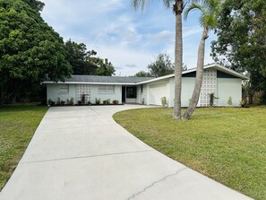 Exterior - Sunshine Haven: Relax and Unwind (Sarasota)