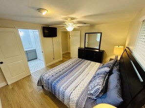 3 bedrooms, iron/ironing board, free WiFi, bed sheets - Sunshine Haven: Relax and Unwind (Sarasota)