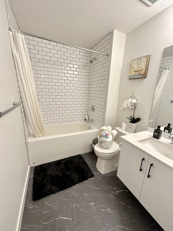 Hair dryer, towels, soap, toilet paper - New, fresh, affordable, homey, 10 mins to the Edmonton Intl Airport. (Edmonton)