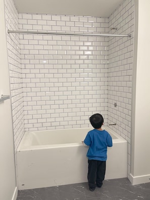 SĂšche-cheveux, serviettes fournies, savon, papier toilette