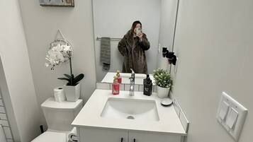 Assecador de cabells, tovalloles, sabó i paper higiènic