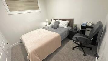 1 dormitori, planxa i posts de planxar, wifi i roba de llit