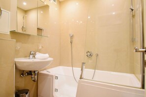Ducha, secador de pelo y toallas