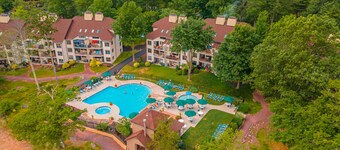 Winter Getaway: 2BR Condo with Stunning Big Boulder Mountain View