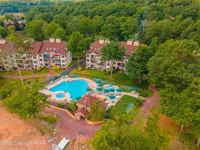 Winter Getaway: 2BR Condo with Stunning Big Boulder Mountain View