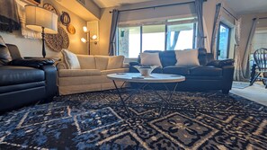 Una Smart TV, una chimenea