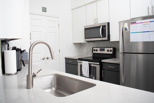 冷蔵庫、電子レンジ、オーブン、コンロ