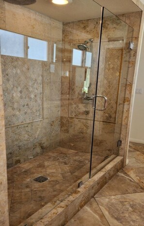 Bruser, hårtørrer, håndklæder, Sæbe